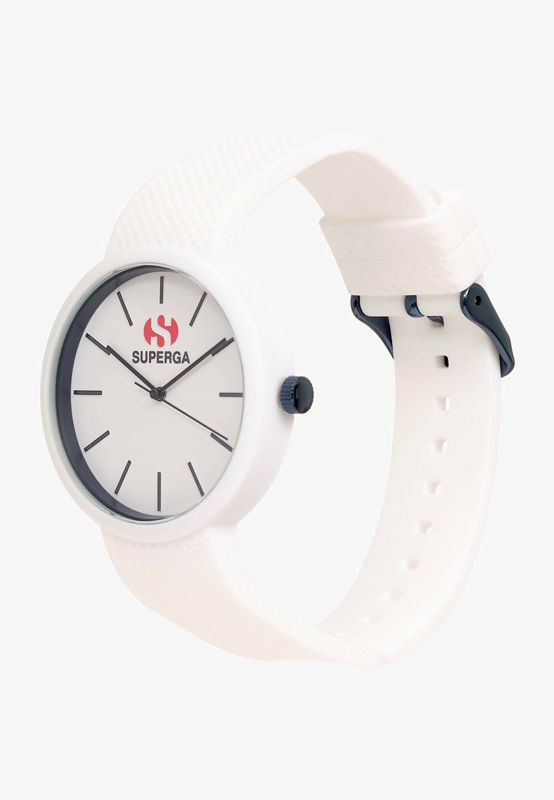 Reloj de silicona blanco con esfera redonda, marcadores de hora negros y un logo rojo. Correa texturizada blanca con un clip de hardware azul.