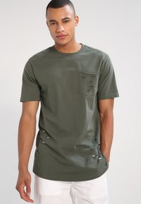 Urban Classics Apdrukāts T-krekls - olive