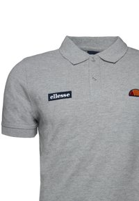 Šedé polo tričko s krátkým rukávem z bavlněné směsi, s límečkem, dvěma knoflíky a vyšitým logem na hrudi s barevným akcentem.