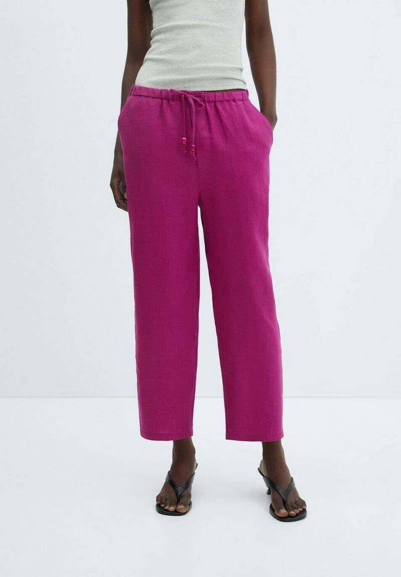 Fuchsia linnen broek met een ontspannen pasvorm, voorzien van een elastische tailleband en een verstelbare trekkoord. Inclusief zijzakken en een recht model.