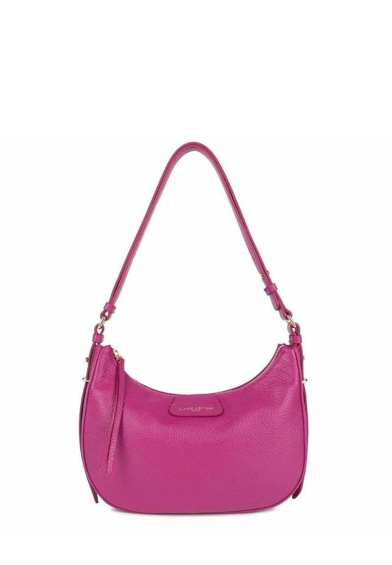 Roze leren schoudertas met een gebogen vorm, een enkele band en gouden hardware. Voorzien van een ritsluiting en een reliëflogo.