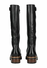 Stivali alti neri in pelle, con una texture liscia, dotati di una zip laterale, un accento circolare vicino alla parte superiore e un tacco spesso in legno.