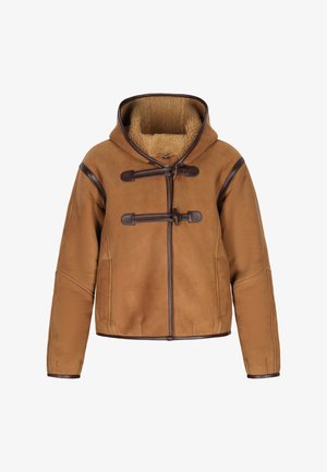 Smeđa kožna jakna s kapuljačom, podstavljena ovsenom runom, s kopčanjem na kopče i kontrastnim tamnosmešnim detaljima na rubovima i šavovima.