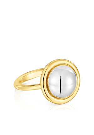 Anillo de oro con un centro de plata pulido y redondo. La banda es lisa y delgada, con un engaste circular que resalta el detalle de plata.