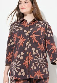 Hemd aus dunklem Stoff mit einem auffälligen Palm- und geometrischen Muster in Rot und Beige, mit Kragen und drei Viertel-Ärmeln.