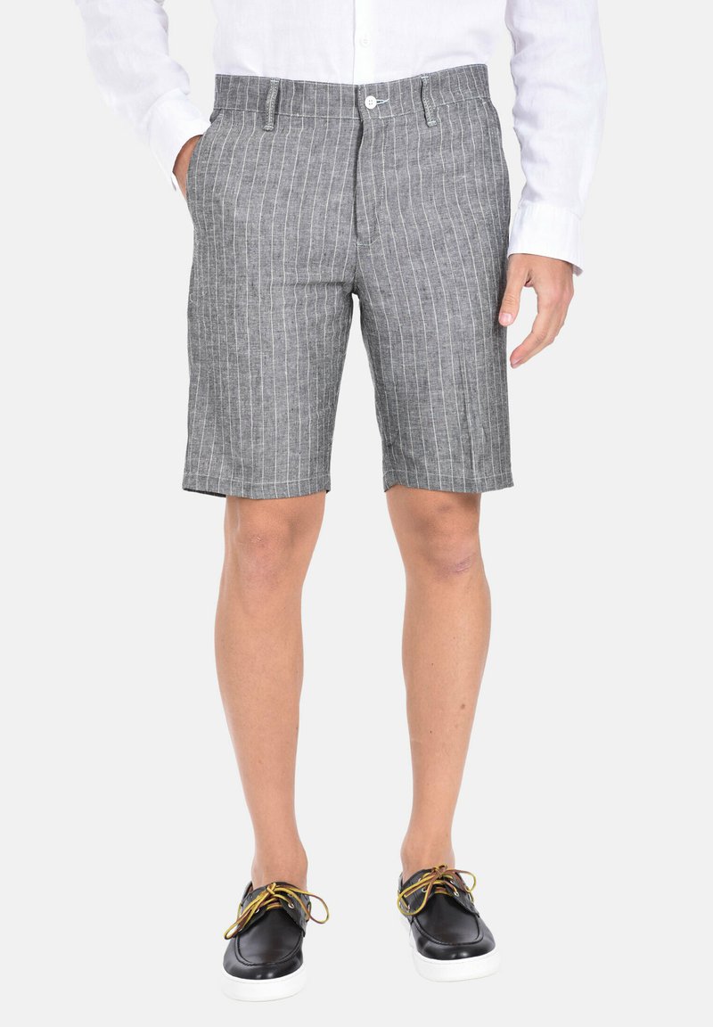 Pantaloni corti grigi a righe con una vestibilità su misura, realizzati in tessuto leggero. Presentano tasche laterali e una chiusura a bottone in vita.