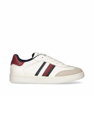 Scarpa sportiva bianca con strisce rosse e blu navy, accenti beige, tomaia in sintetico liscio, suola in gomma e lacci piatti.