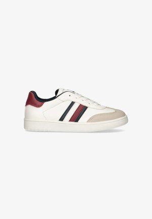 Scarpa sportiva bianca con strisce rosse e blu navy, accenti beige, tomaia in sintetico liscio, suola in gomma e lacci piatti.