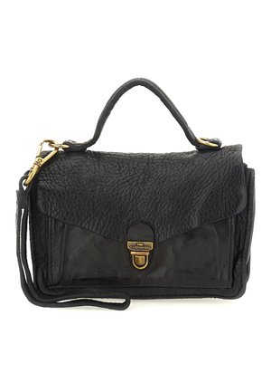 Borsa a mano in pelle nera con finitura testurizzata, chiusura a pattina, accessori in oro, manico superiore e tracolla removibile. Forma compatta e squadrata.
