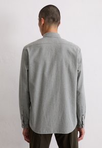 Herrenhemd im grau-weißen Karomuster; lange Ärmel; weicher Stoff; mit Knöpfen an den Manschetten; abgerundeter Saum; Rückansicht vor einem schlichten Hintergrund gezeigt.
