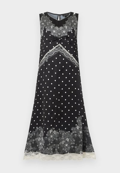 Μαύρο φόρεμα χωρίς μανίκια με λευκές βούλες, λευκά λουλουδένια δαντελένια σχέδια, μαύρο φιόγκο στο στήθος και δαντέλα στο τελείωμα.