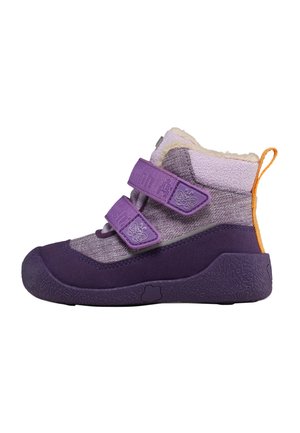 Kinder-Hochschaft-Schuh in Lila mit zwei Klettverschlüssen, strukturierter Sohle, Schmetterlingsdetails und orangefarbener Zuglasche, Seitenansicht.