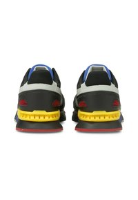 Svart sneakers med grå och gula detaljer, meshnätpaneler och en vadderad sula. Har röda meshnätdetaljer på sidorna och en blå hälflik.