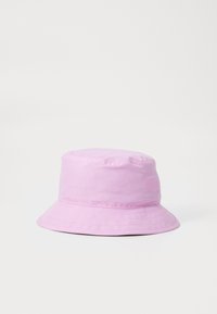 Rosa bucket-hatt gjord av mjukt tyg. Har en bred, platt brätte och en slät, rund krona. Inga synliga mönster eller hårdvarudetaljer.