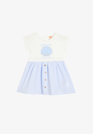 Abito bianco eazzurro chiaro con grafica a conchiglia, maniche corte, apertura frontale con bottoni e gonna a campana a righe.