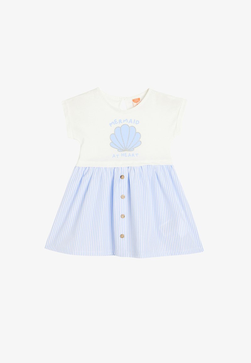 Abito bianco eazzurro chiaro con grafica a conchiglia, maniche corte, apertura frontale con bottoni e gonna a campana a righe.