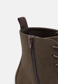 Pier One Botines con cordones - dark brown