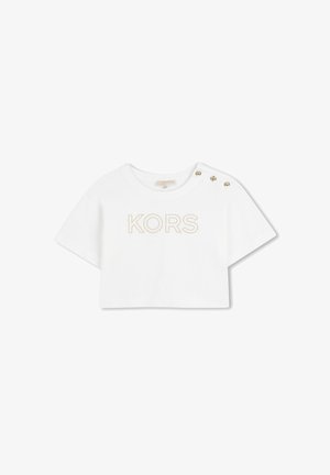 T-shirt blanc court avec le mot « KORS » en broderie dorée, manches courtes et trois boutons décoratifs sur une épaule. Matière douce.