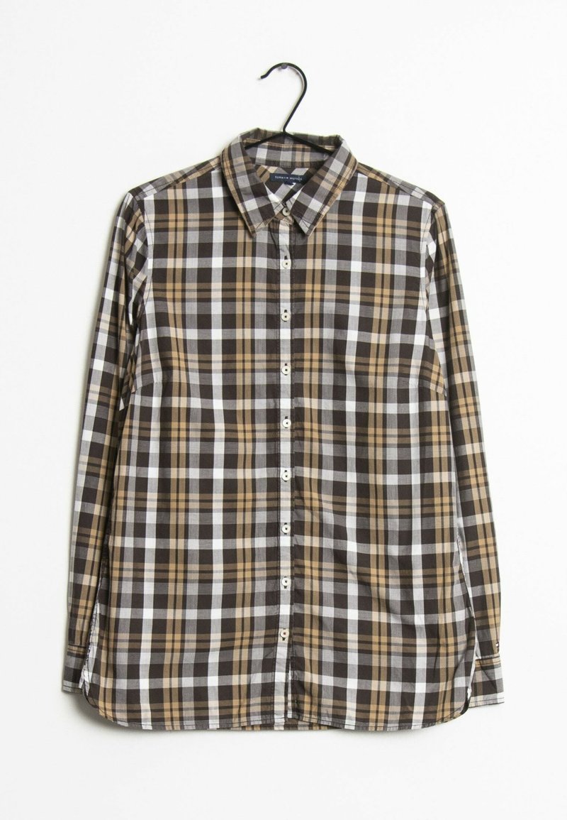 Langærmet ternet skjorte i brune, hvide og sorte farver. Har en klassisk krave, knaplukning foran og en let buet kant.