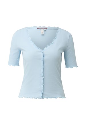 Jasnoniebieski prążkowany krótki kardigan z falistymi krawędziami i guzikami z przodu.