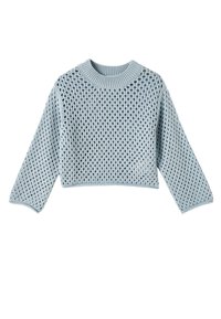 Lichtblauwe gebreide trui met een losse, cropped snit, ronde halslijn en opengewerkt textuur met mouwlengte tot halverwege de armen.