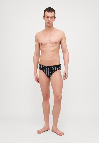 Caleçons de bain noirs mettant en avant un motif de logo blanc audacieux, fabriqués à partir d'un matériau léger avec un design basse taille, conçus pour le confort.