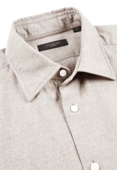 Lichtgrijs overhemd met knopen, voorzien van een gestructureerde kraag, twee knopen en een gladde, gemêleerde stof. Bevat een geweven label met "SLOWEAR."