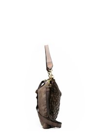 Bolso de hombro de cuero marrón con panel frontal tejido, correa ajustable y cierres de metal en tono dorado, mostrado colgado sobre un fondo blanco.