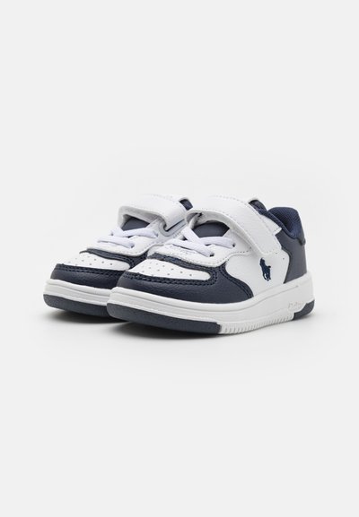Sneakers per bambini navy e bianchi con tomaia in pelle strutturata, strap in Velcro e design con punta perforata per traspirabilità.