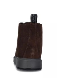 Stivale alla caviglia in suede marrone con punta arrotondata, superficie texturizzata, suola in gomma nera e linguetta nera con logo.