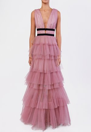 Abito in tulle pink a strati con scollatura profonda a V, cintura nera e ruffles sovrapposti per texture. Presenta un tessuto trasparente e fluente.