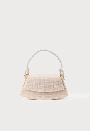 Lille beige skuldertaske med funklende rhinsten og et glitrende sølvfarvet snøre håndtag mod en ensfarvet hvid baggrund.