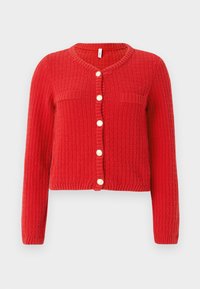 Cardigan rouge en tricot avec un col rond, texture côtelée, deux poches frontales et six boutons ronds sur le devant. Style court et ajusté.