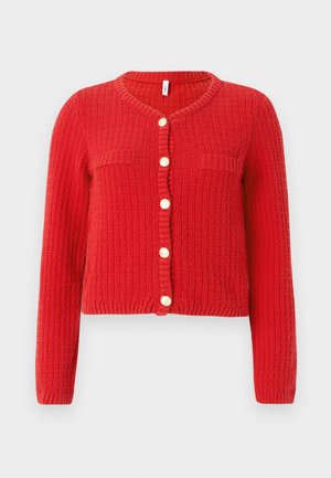 Κόκκινο πλεκτό κασκόλ με στρογγυλή λαιμόκοψη, ραβδωτή υφή, δύο μπροστινές τσέπες και έξι στρογγυρά κουμπιά μπροστά. Κοντή, εφαρμοστή γραμμή.