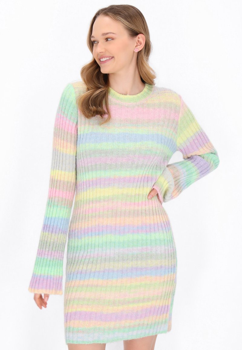 Pastellgestreiftes, geripptes Strickkleid mit langen Ärmeln und Rundhalsausschnitt, das eine weiche Textur und lebendige Farben wie Rosa, Grün und Blau aufweist.