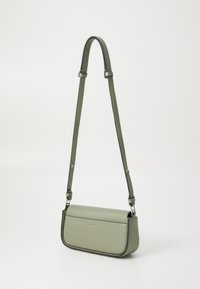Borsa a tracolla verde in pelle con superficie liscia, forma rettangolare, tracolla regolabile e dettagli di cucitura nera in contrasto.