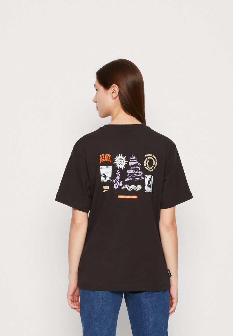 Puma DOWNTOWN RELAXED GRAPHIC TEE TShirt print black/schwarz