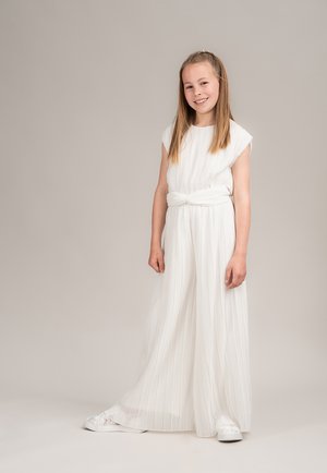 Weißes plissiertes Kleid mit Taillengürtel und kurzen Ärmeln, kombiniert mit weißen Schuhen. Der Stoff ist leicht und fließend.