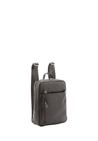 Zaino in pelle nera con forma rettangolare, due spallacci regolabili, tasca frontale con zip e una texture liscia. Accenti della zip visibili.