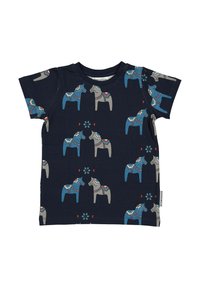 Marine T-shirt med et gentaget mønster af heste i grå og blå, med dekorative accenter i rød og hvid. Korte ærmer og rund halsudskæring.