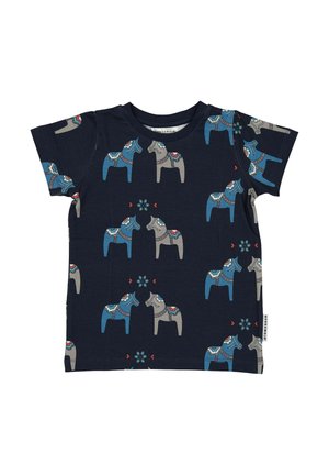 Marine T-shirt med et gentaget mønster af heste i grå og blå, med dekorative accenter i rød og hvid. Korte ærmer og rund halsudskæring.