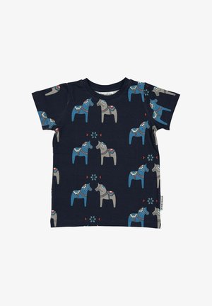 Laivastonsininen t-paita, jossa on toistuva hevoskuvio harmaana ja sinisenä, koristeellisin punaisin ja valkoisin yksityiskohdin. Lyhyet hihat ja pyöreä kaula-aukko.