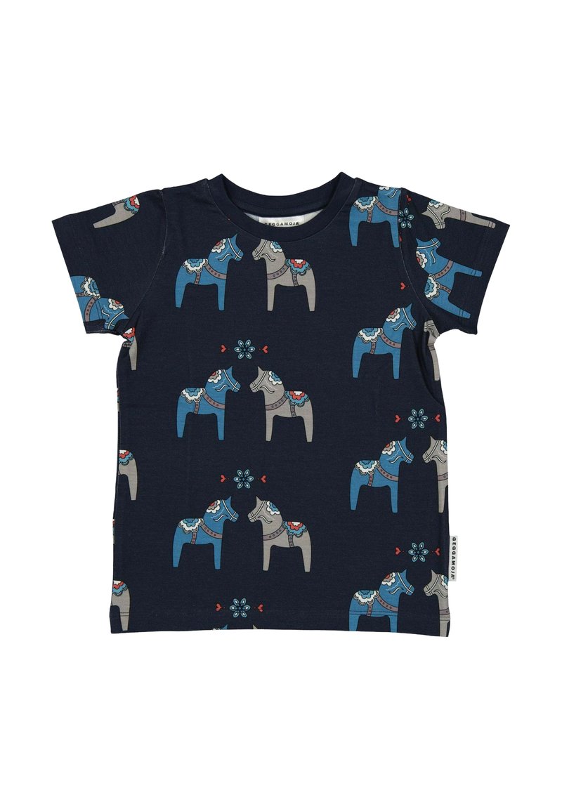 Marine T-shirt med et gentaget mønster af heste i grå og blå, med dekorative accenter i rød og hvid. Korte ærmer og rund halsudskæring.