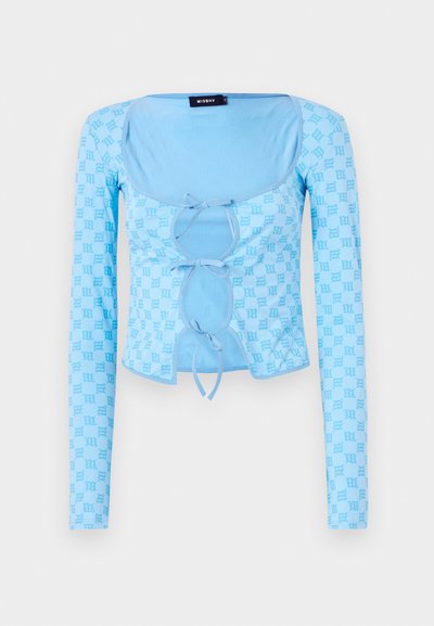 Šviesiai mėlyna ilgomis rankovėmis palaidinė su kvadrato formos iškirpte, dekoratyviais raišteliais priekyje ir subtiliu viso paviršiaus raštu.