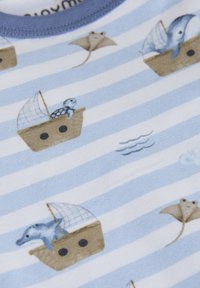 Hellblaues Material mit horizontalen Streifen und Illustrationen von Booten, Delfinen, Schildkröten und Rochen. Der Stoff ist weich und hat eine glatte Textur.