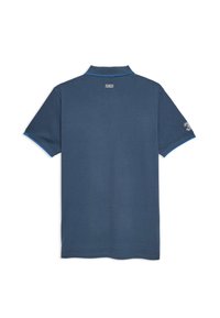 Camisa polo azul marino hecha de algodón. Presenta un cuello acanalado con acentos azules y un número 3 bordado en la manga izquierda.