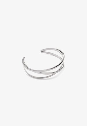 Bracelet manchette ouvert en argent avec trois bandes lisses et superposées formant un design élégant et moderne sur un fond blanc.