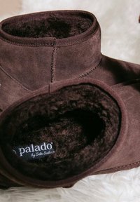 Bruine suède enkellaarsjes met een zachte, gestreepte binnenvoering. Voorzien van gestikte details en een logo op de binnenzool.