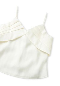 Weißes ärmelloses Blusentop mit diagonalen Falten über dem Oberteil, leichtem Stoff und zarten Spaghetti-Trägern.