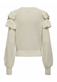 Kremowy sweter wykonany na drutach z okrągłym dekoltem, ściągaczami przy mankietach oraz ozdobnymi falbanami na ramionach. Teksturowana tkanina.